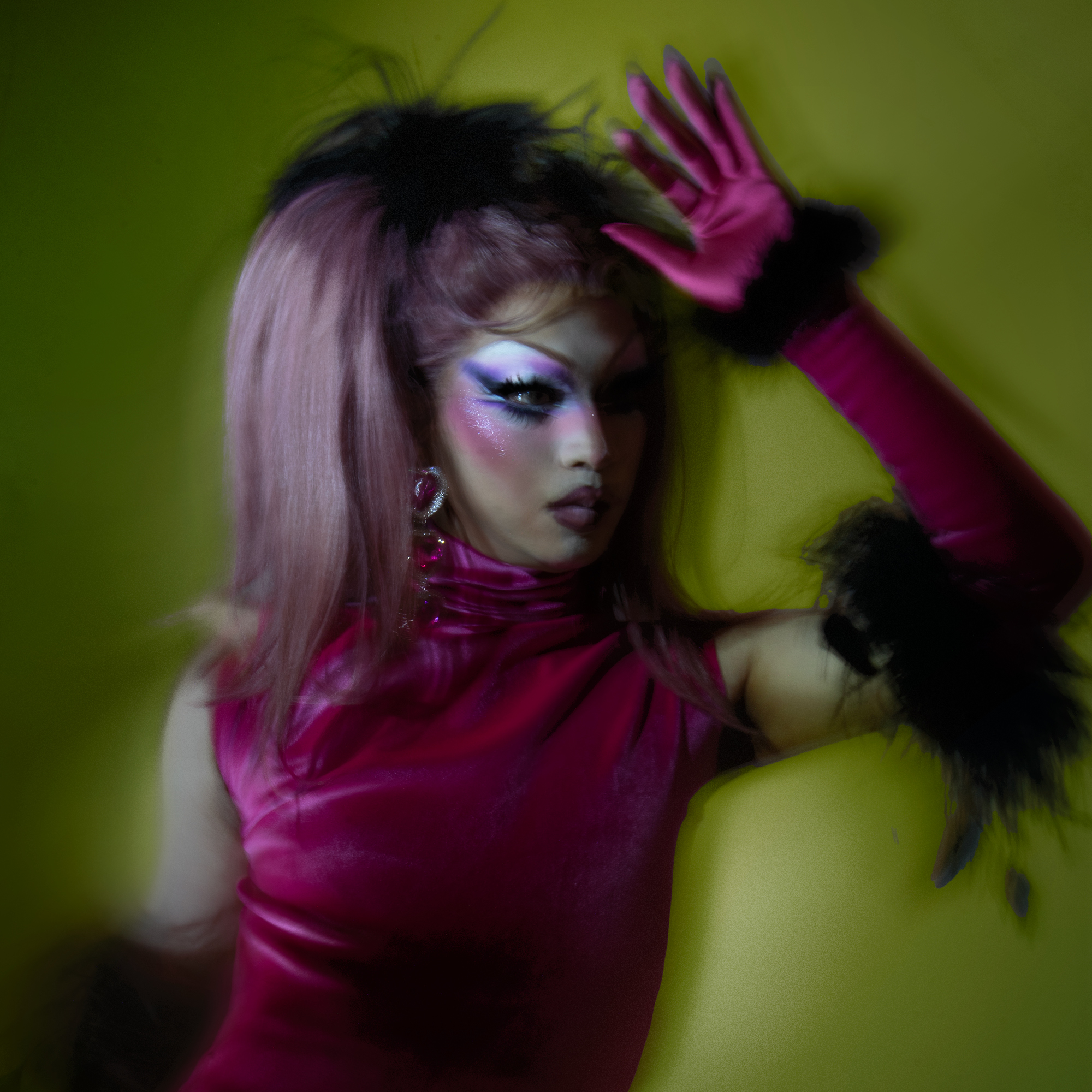 Third Kylie, Drag Queen aus Zürich bei einem Photoshoot eines selbstgenähten Outfits