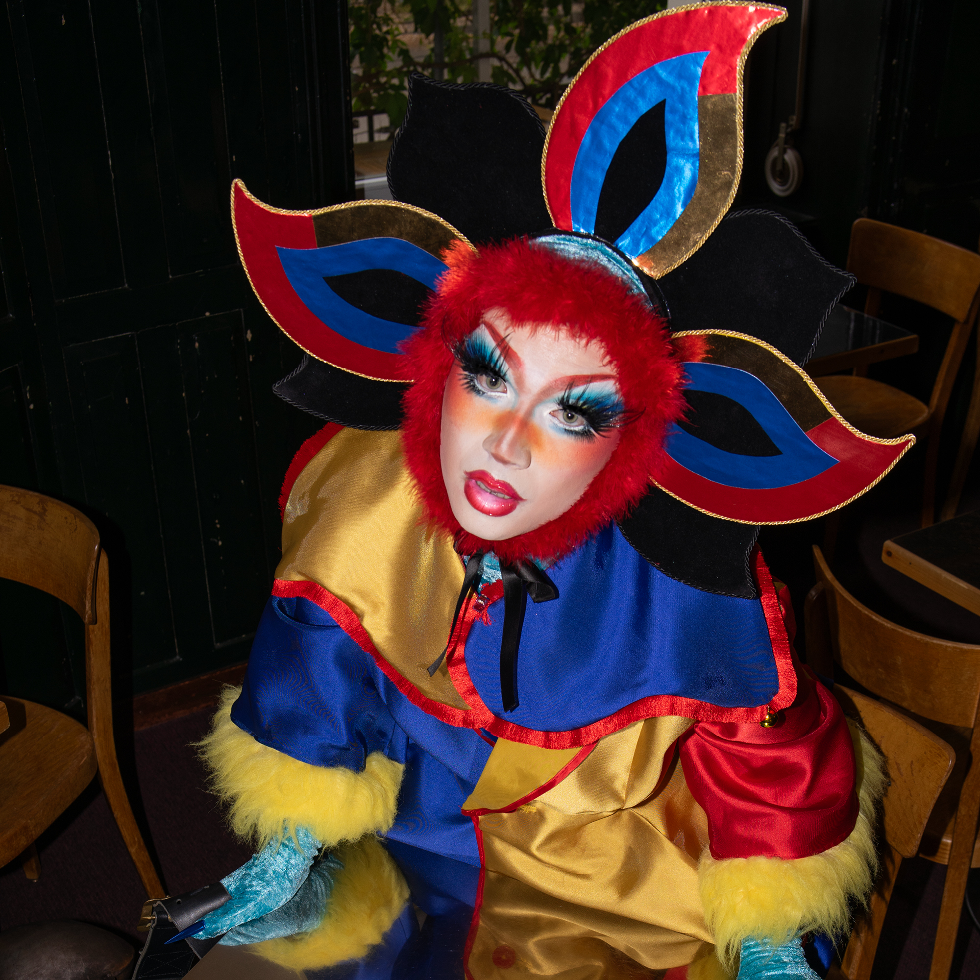 Third Kylie, Drag Queen aus Zürich in einem Jasskarten Kostüm inspiriert der deutschschweizer Jasskarten des Schellen Under