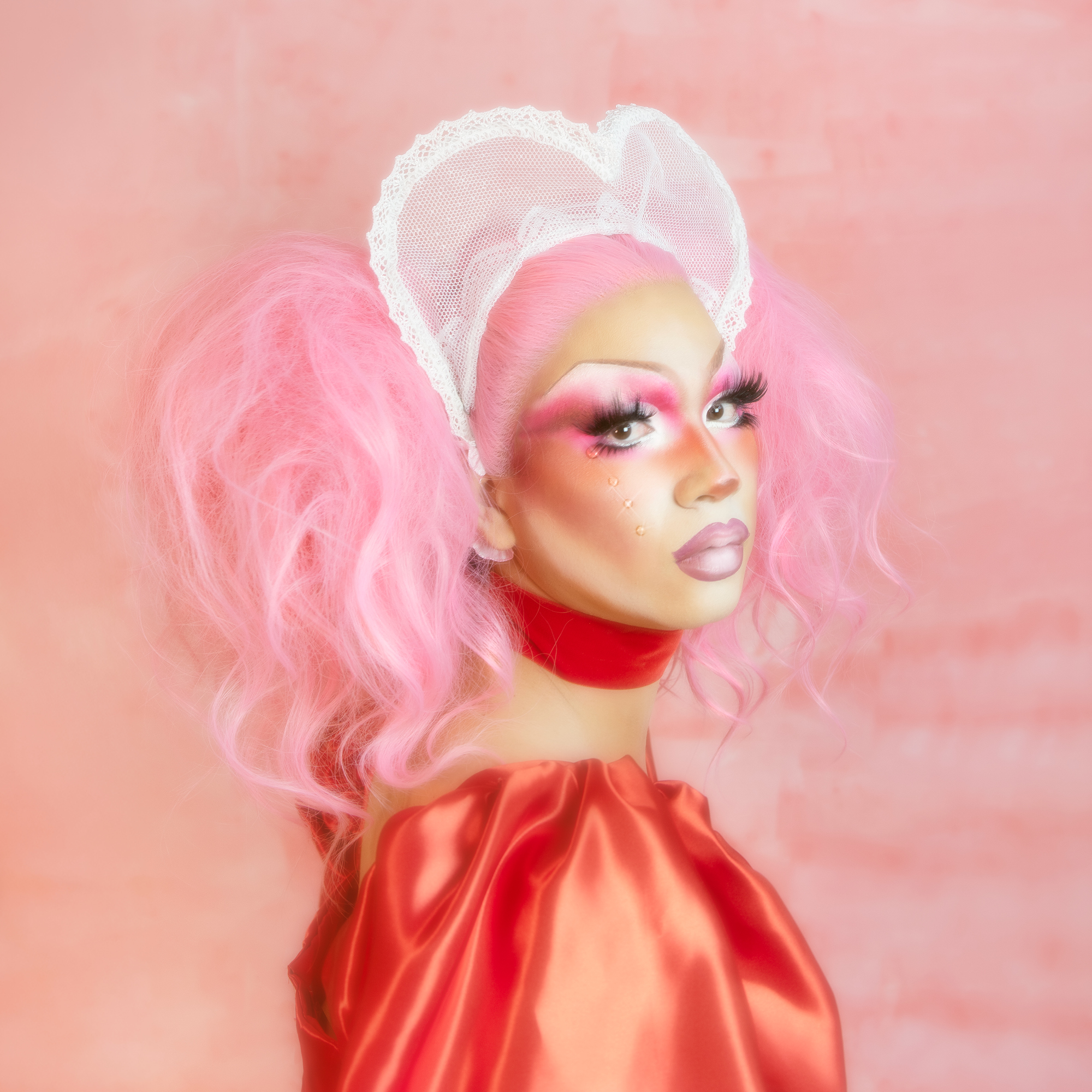 Third Kylie, Drag Queen aus Zürich in einem Kostüm zum Valentinstag